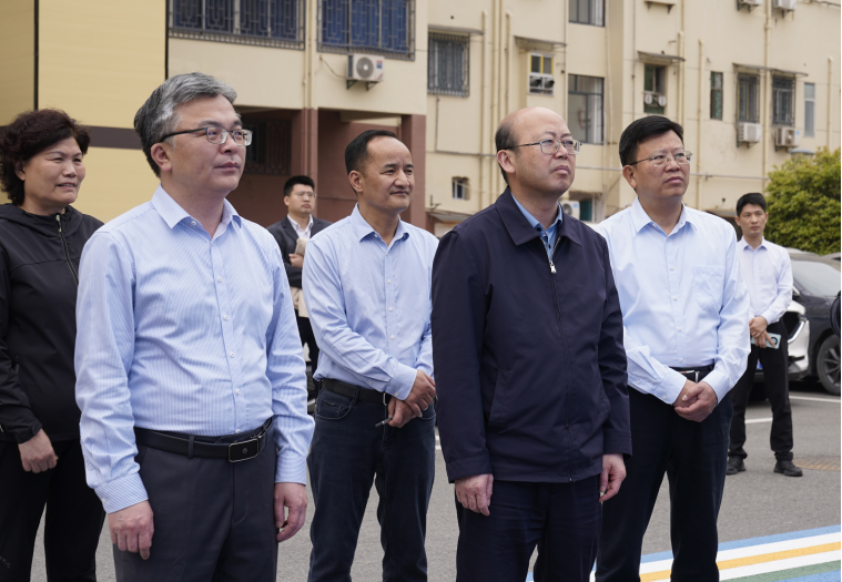 市委常委、政法委書記賴正文蒞臨解放街道洪城巷社區調研